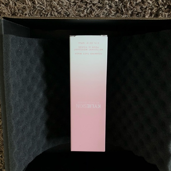 NIB Kylie Skin Foaming Face Wash - Picture 2 of 3